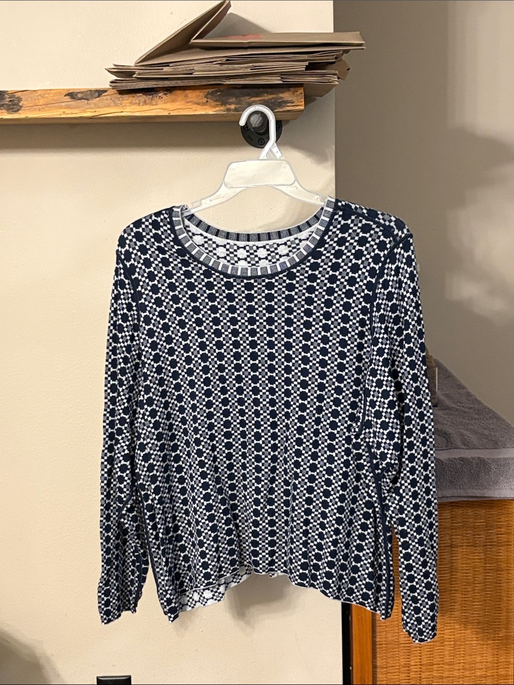 Geometric Pattern Crewneck Sweater in Navy and White
